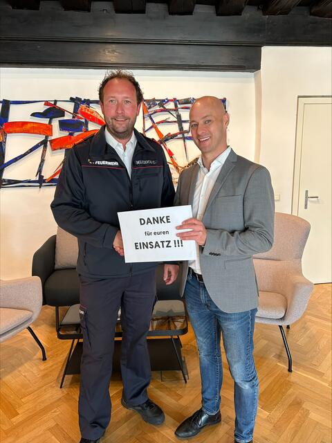 Martin Hajart (ÖVP) bedankt sich bei Abschnittskommandant Clemens Mlczoch. | Foto: ÖVP Linz