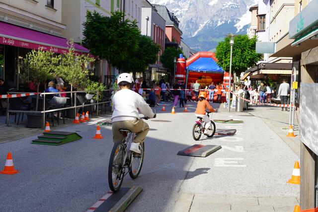 Eine Straße ohne Autos bietet viel Platz für Kinder. | Foto: Nicole Hettegger