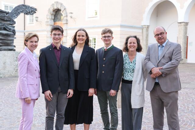 Salzburger Landespreis für vorwissenschaftliche Arbeiten, im Bild Landtagspräsidentin Brigitta Pallauf mit den Preisträgern Ulrich Brugger, Beatrix Umlauf, Martin Lanschützer sowie den Juroren Andrea Dillinger und Oskar Dohle. | Foto: Land Salzburg / Franz Neumayr