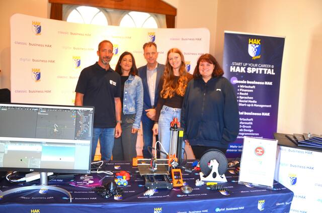 HAK Spittal: Alex Schurian, Marion Koch, Direktor Reinhold Strobl, Anna-Lena Fleischhacker, Katharina Daffinger