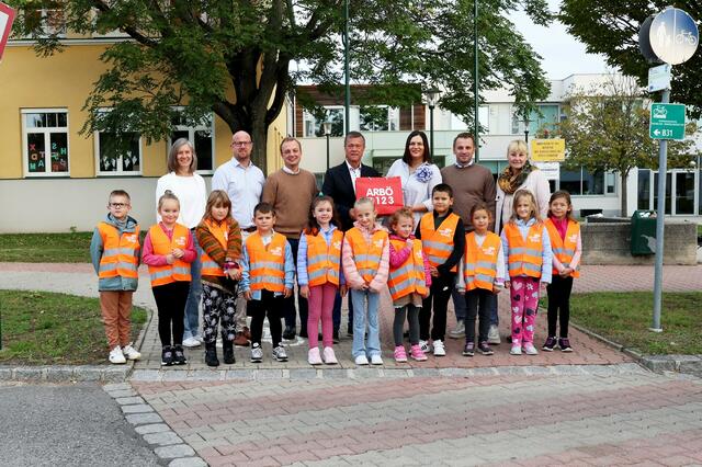 Reihe 1 (v.l.n.r.): Mihaly, Hanna, Emilia, Adrian, Sara, Hanna, Monika, Maximilian, Elisabeth, Mia und Kathrin
Reihe 2 (v.l.n.r.): Schuldirektorin Silvia Mühlgaszner, Vizebürgermeister Norbert Schelakovsky (Siegendorf), ARBÖ-Ortsklubobmann Philipp Kaiser, ARBÖ-Präsident Dr. Peter Rezar, Landeshauptmann-Stellvertreterin Astrid Eisenkopf, Bürgermeister Ivan Grujic (Zagersdorf) und Karin Vukman-Artner (Bildungsdirektion / Leiterin der Abteilung Minderheitenschulwesen)  | Foto: ARBÖ Burgenland