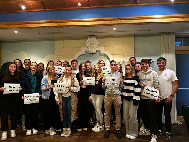 Die Nightline Murtal hat sich mit den Schulen getroffen: Maturaballkomitees mit dem Nightline Murtal Vorstand rund um Manuel Kobald (4. v. r.) und LAbg. Wolfgang Moitzi (r.). | Foto: Nightline Murtal