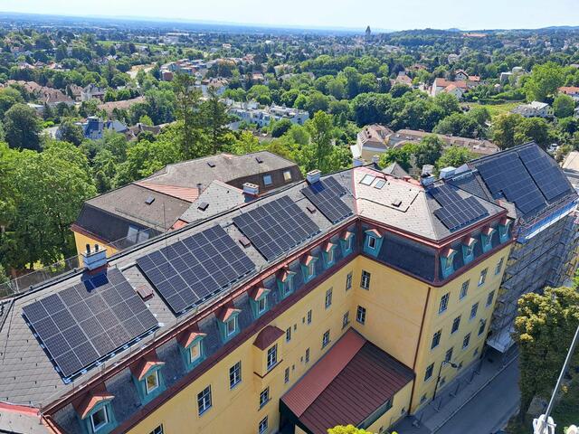 So sieht die neue PV-Anlage auf dem Dach von Schloss Rodaun aus.  | Foto: 10hoch4