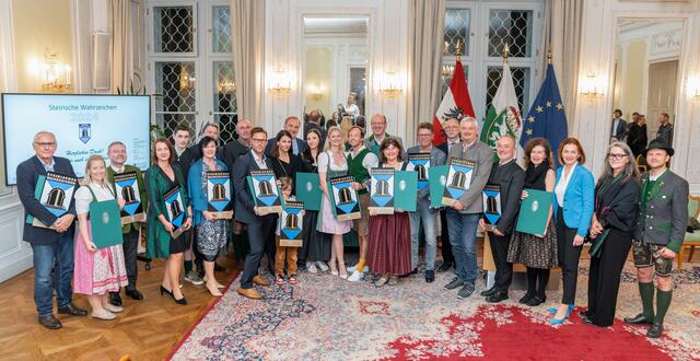 Steirische Wahrzeichen 2024: Landesrätin Simone Schmiedtbauer überreichte im Weißen Saal der Grazer Burg die Auszeichnungen für mustergültig revitalisierte steirische Bauobjekte.  | Foto: Land Steiermark/Robert Binder