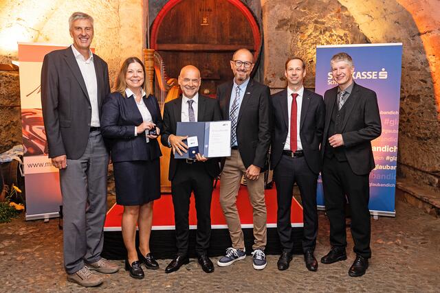 40 Jahre Firmenzugehörigkeit feierte Gerhard Streiter (3. v.l.). VDir. Johannes Haid, Elke Meisburger (HR), KR Ing. Gerhard Kollau, VDir. Johannes Schiendl und Betriebsratsvorsitzender-Stv. Manfred Mühlegger gratulierten ganz herzlich.