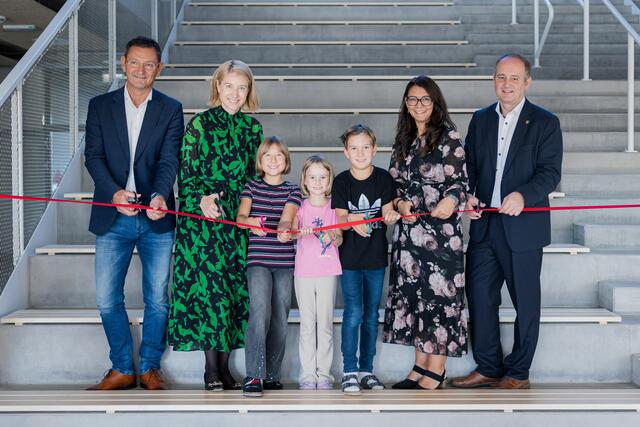 Markus Mitterbauer (Piberbach), Bildungsreferentin Christine Haberlander, Direktorin Lisa Hosinger, Markus Stadlbauer (Kematen) und SchülerInnnen weihten die neue VS Piberbach ein. | Foto: Land OÖ/Antonio Bayer