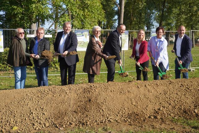 Der Spatenstich für den neuen Vital- und Fitnesspark in Großpetersdorf ist erfolgt. | Foto: Michael Strini