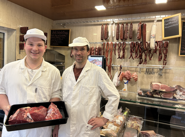 Mit großer Leidenschaft am Werk: Lehrling Manuel Illmer und Metzgermeister Ulrich Gogl | Foto: privat