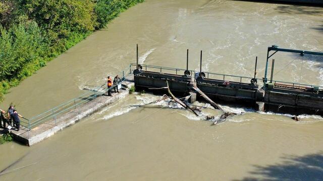 Die Lage an der Leitha im Bezirk Neusiedl am See bleibt angespannt. Verklausungen wie diese wurden mithilfe des Bundesheeres entfernt. | Foto: BFKDO Neusiedl am See