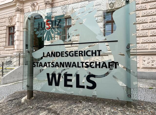 Weil ein 29-Jähriger dem Betreiber eines Imbissladens in Wels einen Faustschlag ins Gescht verpasste und anschließend mit Nazi-Parolen und Hitlergruß über den KJ marschierte, steht er nun vor dem Landesgericht Wels. | Foto: MeinBezirk