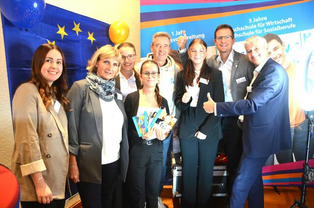 HLW Spittal: Lisa Truppe, Amata Reiner, Sarah Grossegger, Anna Wallner, Herbert Lobak, Maya Thaler, Gerno Tischler, Direktor Adi Lackner