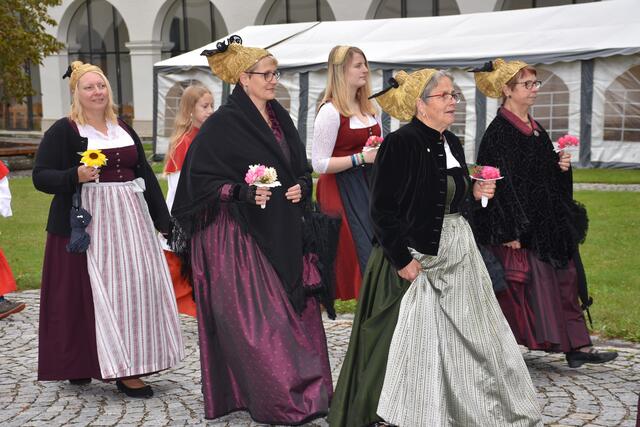 Bischof Manfred Scheuer wird auch die Goldhaubengruppen tgreffen.  | Foto: Zinterhof