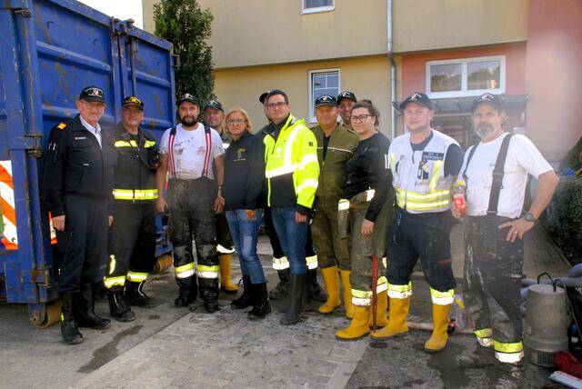 Die  Einsatzkräfte aus dem Feuerwehrbereich  Fürstenfeld  führten Auspumparbeiten und halfen beim  ausräumen von  Keller und Wohnungen von beschädigten Gegenstände.
Landeshauptfrau  Johanna  Mikl-Leitner  dankte den  Einsatzkräften aus der Oststeiermark .
