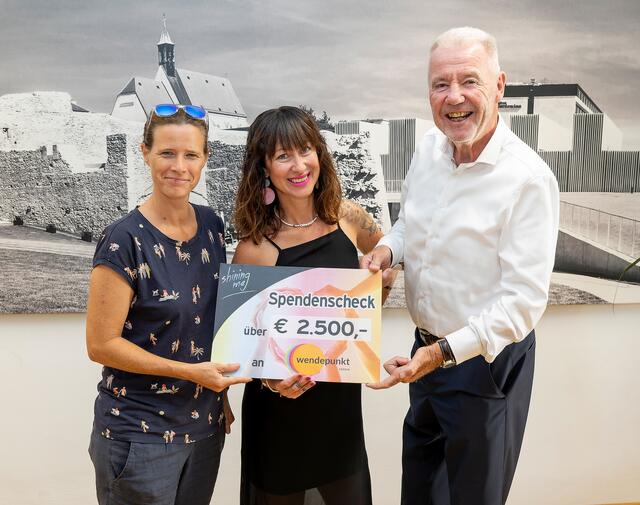 Elisabeth Cinatl (Verein "wendepunkt"), Veranstalterin Barbara Spritzendorfer und Bürgermeister Klaus Schneeberger. | Foto: Stadt Wiener Neustadt/Weller