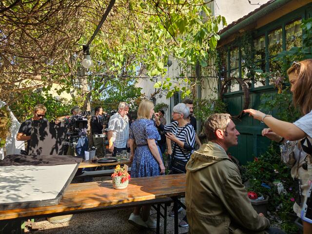 Neben den Schauspielern sorgte ein großes Team für den reibungslosen Ablauf am Set. 