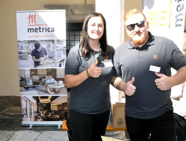 Melanie Erlacher und Florian Messner  von metrica Austria, das sechs Lehrlinge beschäftigt