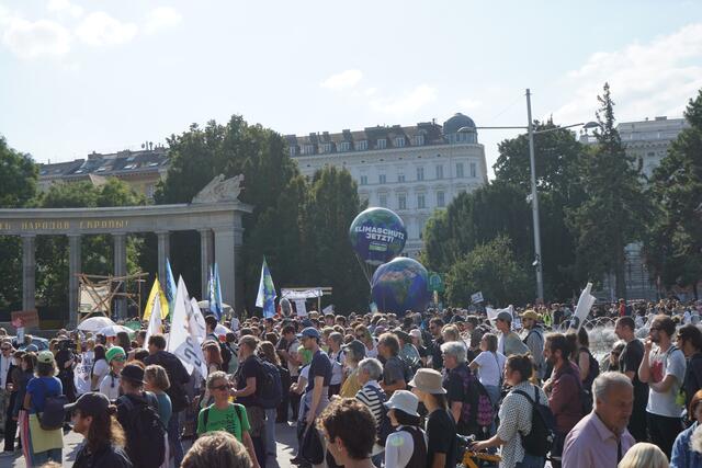 Bei der Demo wurde auch an die bevorstehende Nationalratswahl am 29. September erinnert. | Foto: Ronja Reidinger/MeinBezirk.at