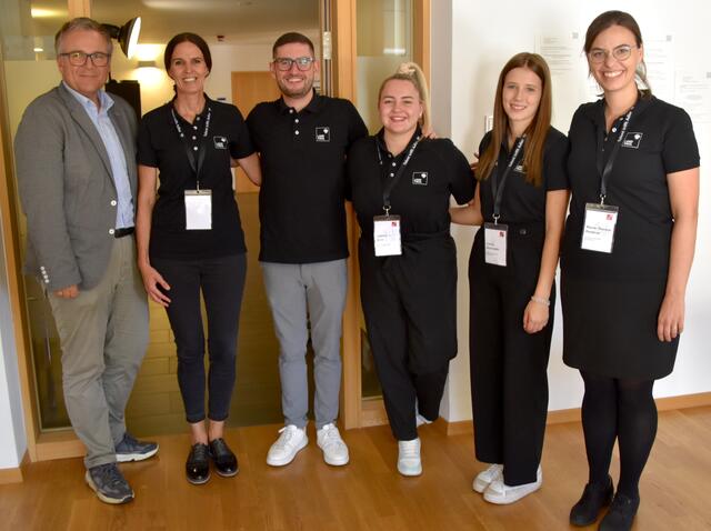 Das Team des Landes Tirol empfing die Interessierten in der BH Kitzbühel. | Foto: Johanna Bamberger
