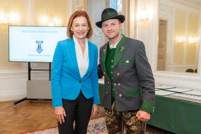 Landesrätin Simone Schmiedtbauer mit Moderator Willi Gabalier. Der Semriacher macht sich für den Denkmalschutz stark. | Foto: Land Steiermark/Robert Binder