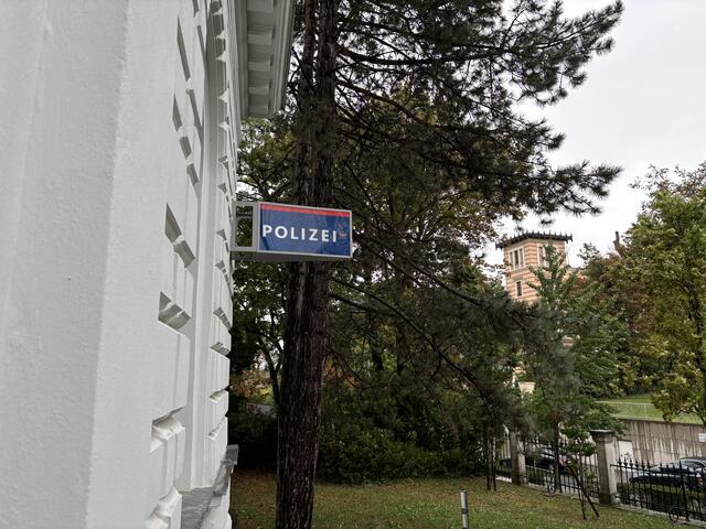 In Döbling und Währing steht die Grätzlpolizistin mit Rat und Tat zur Seite. Ansonsten kann man sich auch immer unter 133 an die Polizei wenden.  | Foto: Rosa Besler/MeinBezirk