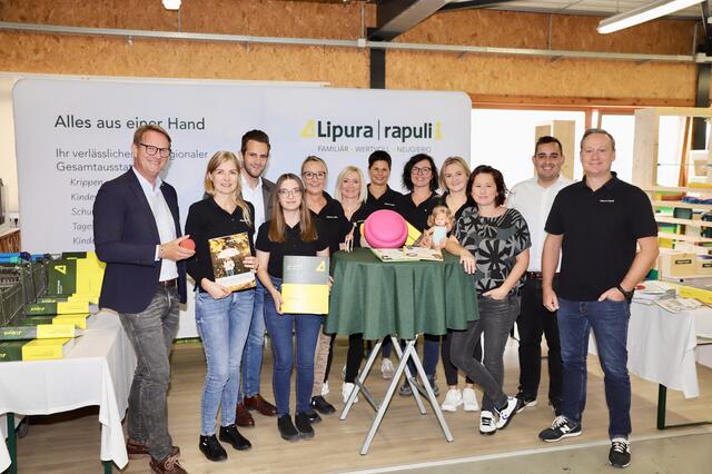 Ein Teil des Lipura-Rapuli-Teams mit GF Bernhard Fasching im Kreis der Ehrengäste rund um LAbg. Lukas Schnitzer.