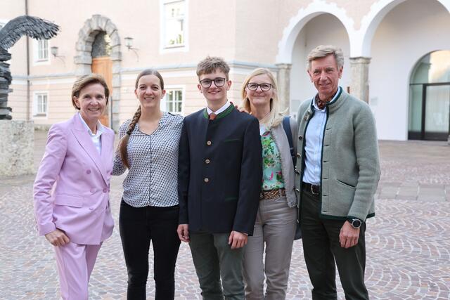 Salzburger Landespreis für vorwissenschaftliche Arbeiten, im Bild Landtagspräsidentin Brigitta Pallauf mit dem Preisträger Martin Lanschützer und dessen Familie. | Foto: Land Salzburg / Franz Neumayr