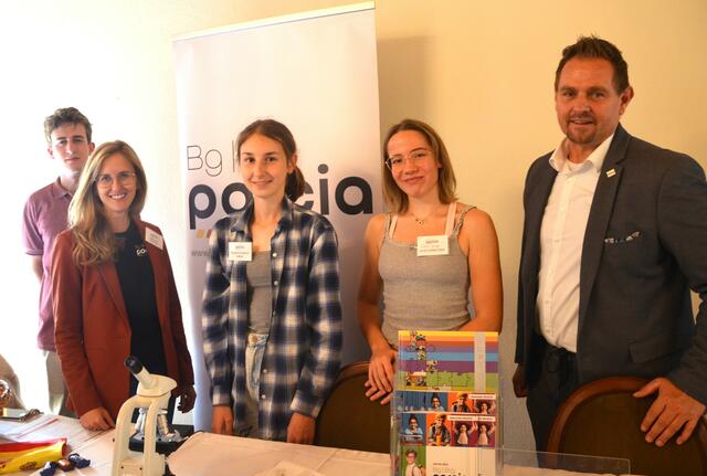 BG Spittal: Severin Pirker-Frühauf, Sarah Müller, Magdalena Rupitsch, Schulsprecherin Carina Saringer, Direktor Norbert Santner