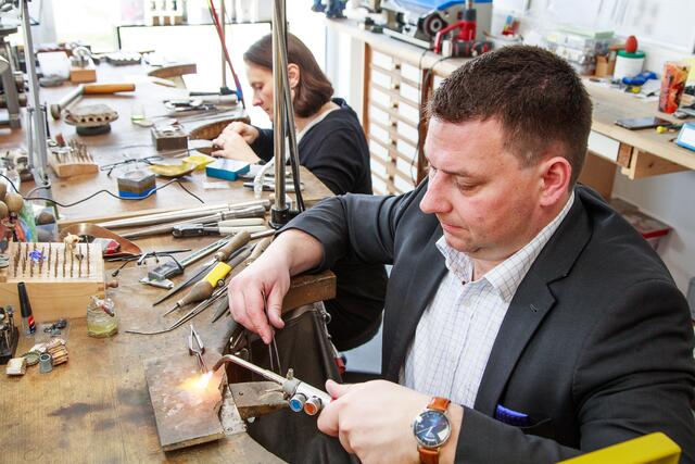 Goldschmied Andreas Götz betreibt erfolgreich das Atelier Götz in Neudörfl. | Foto: Atelier Götz