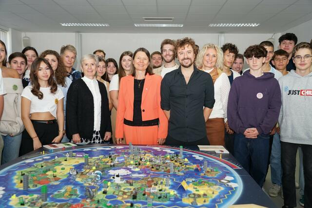 Sabine Weisz, Rektorin der PPH Burgenland (Mitte), zusammen mit Susanne Reimann, Lehrender an der PPH Burgenland, Matthias Mittelberger, Spielentwickler und Spielleiter von der Weitblick GmbH, sowie Studierenden der PPH Burgenland und Schüler:innen des Gymnasiums der Diözese Eisenstadt. | Foto: Private Pädagogische Hochschule Burgenland