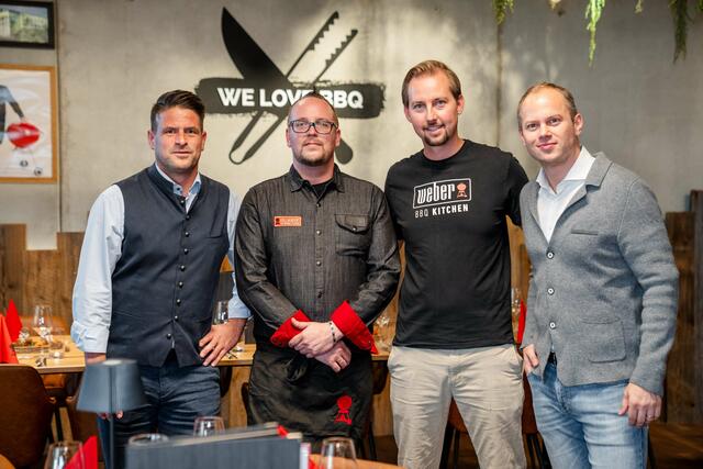 Große Eröffnung: Benedikt Mitterlehner, Küchenchef Robert Reichmayr, René Peuschler und Matthias Fuchs (v.l.)  | Foto: Christof Hütter Photography