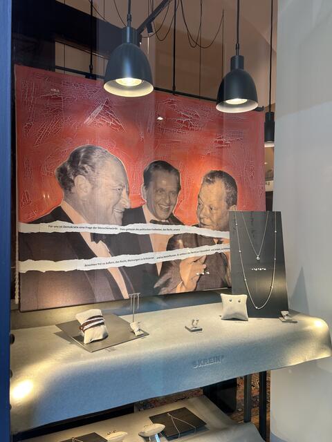 Bruno Kreisky, Olof Palme und Willy Brandt sind nur eines der Motive für eine Kunstausstellung zur Demokratie in den Schaufenstern der Schmuckwerkstatt Skrein. | Foto: M. Skrein GmbH