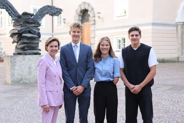 Salzburger Landespreis für vorwissenschaftliche Arbeiten, im Bild Landtagspräsidentin Brigitta Pallauf mit den Preisträgern Patrick Bräunlinger, Julia Eisl und Caspar Lechner. | Foto: Land Salzburg / Franz Neumayr