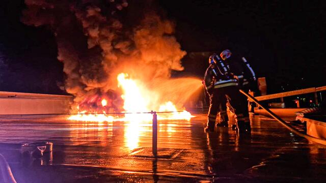 Am Donnerstag in der Nacht brannte in Lienz das Dach eines Firmengebäudes. Die Brandursache wird noch ermittelt. | Foto: Brunner Images