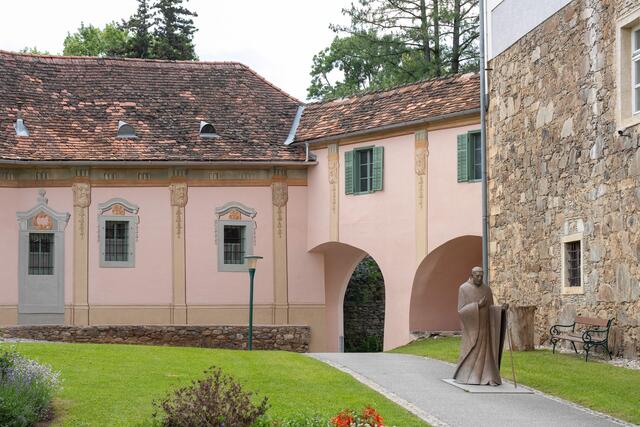 Kirchhof von Schloss Pöllau (ehemaliges Stift Pöllau) | Foto:  Lebensressort/Paller