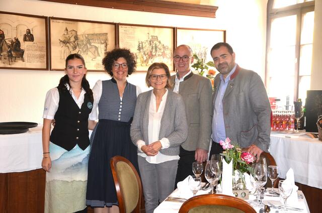 Michelle Lindenbauer und Stefanie Aniwanter (beide Seeglück Hotel Forelle), Heidemarie Schrei (MBN Arge Best Employer), Günther Fauland und Sebastian Kainz (alle Trattlerhof)