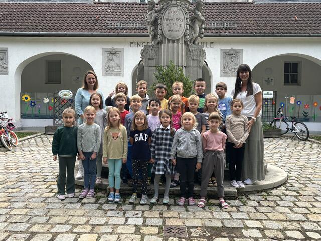 Die 1B Pinguinklasse mit Lehrerin Julia Widhalm und Direktorin Tanja Frischmann. | Foto: Nina Taurok