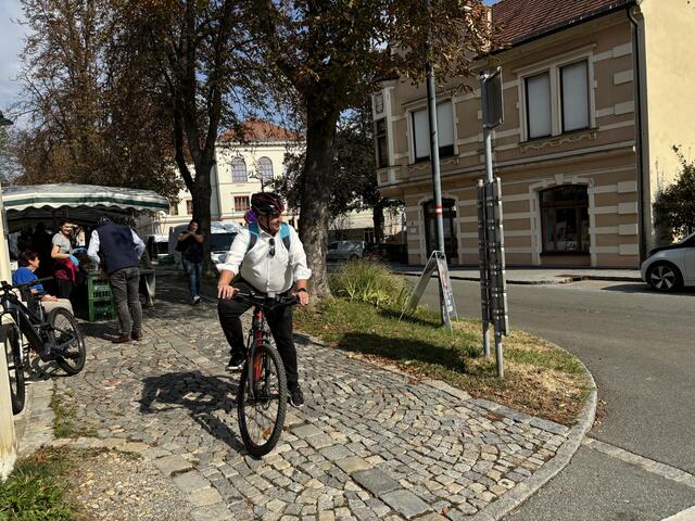 Erdäpfel holen am Hartberger Bauernmarkt. | Foto: Margot Jeitler