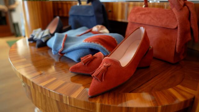 Obwohl Trachtendesignerin Susanne Spat zu aufwendig geschneiderten Trachten, Sneakers und Turnschuhe nur ungern sieht, lässt sie diesen Modetrend für ein Volksfest wie den Rupertikirtag mit einem Lächeln und einem zugedrückten Auge durchgehen. | Foto: Stefan Schubert