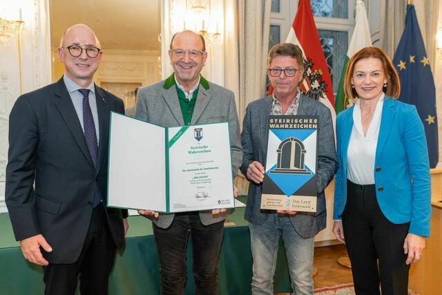 Für Sankt Bartholomä übernahmen Bgm. Josef Birnstingl und Gemeindekassier Franz Moritz die Auszeichnung von LR Simone Schmiedtbauer und Michael Sebanz/FA für Energie und Wohnbau. | Foto: Land Steiermark, Robert Binder