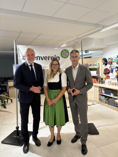 Günter Riegler (Vorsitzender der Alpenverein Sektion Graz, l.) und Kurt Hohensinner (Sportstadtrat, r.) sorgen auch im Herbst wieder für Wanderspaß in Graz. | Foto: Alpenverein