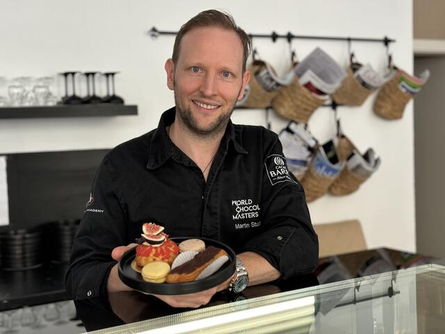 Patissier Martin Studeny zeigt seine Kreationen: Eclairs, bunte Macarons und Törtchen. 