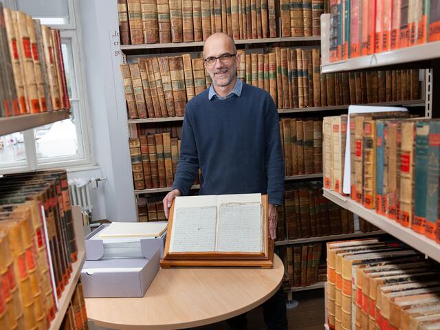 Bei den aufgetauchten Briefen handelt sich um den größten Fund an Kleist-Autografen seit über 100 Jahren. Im Bild: Roland Sila, Bibliotheksleiter des Tiroler Landesmuseums Ferdinandeum. 

 | Foto: Martin Vandory