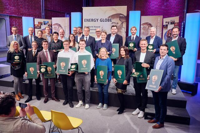 Die Preisträger des Energy Globe Oberösterreich mit den Landesräten Markus Achleitner (ganz links) und Stefan Kaineder (letzte Reihe, dritter von links) sowie Kronenzeitung Chefredakteurin Alexandra Halouska (fünfte von links) ORF OÖ-Landesdirektor Klaus Obereder (letzte Reihe, zweiter von links). | Foto: Laurenz Lauringer