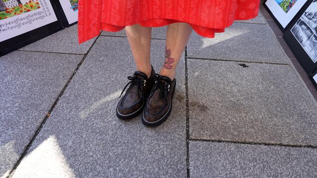 Von Sneakers über Trachtenschuhe bis zu Louis Vuitton Schuhen - das tragen die Festbesucher auf dem Rupertikirtag. | Foto: Stefan Schubert