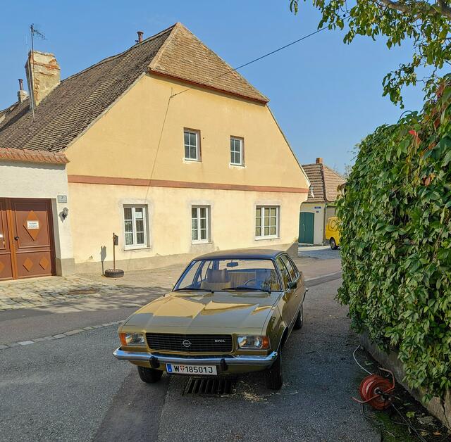 In der Serie spielt er eine zentrale Rolle: der goldfarbene Opel Commodore B mit dem markanten schwarzen Vinyldach.