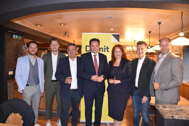 BM Norbert Totschnig (Mitte) mit PV-Chef Daniel Stern, Hausherr Bgm. Johann Deutschmann, WB-Obfrau LR Cornelia Hagele, NR-Spitzenkandidat Klaus Mair, WB-Ortsobmann David Deutschmann und Vizebgm. Manfred Witsch | Foto: Kainz