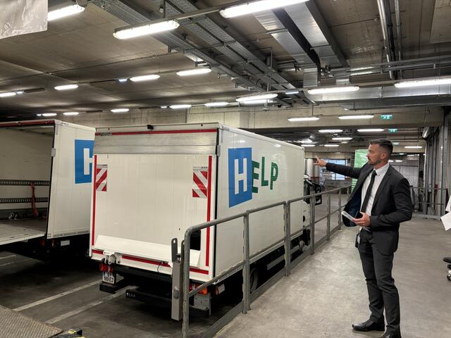 Michael Kazianschütz, Bereichsleiter für Wirtschaft und Logistik am Klinikum, führt durch das "Einfahrtstor" die Tunneleinfahrt, wo alle Güter und Medikamente ankommen und danach weiter verteilt werden.  | Foto: MeinBezirk