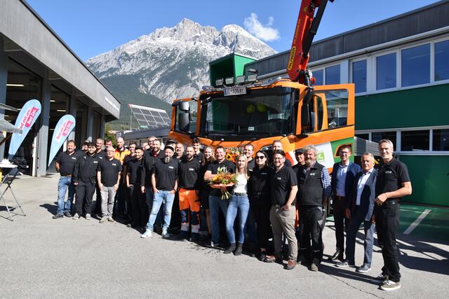 Feierstunde bei den Gemeindewerken Telfs: MitarbeiterInnen und ihre Führungskräfte ließen 35 Jahre Revue passieren und luden die Bevölkerung zum Tag der offenen Tür.