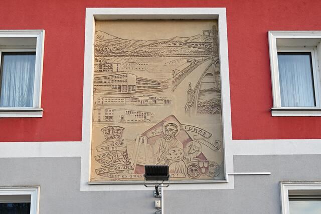 Sgraffito dokumentiert rege Bautätigkeit in der ersten Hälfte der 1960er-Jahre im Süden Amstettens zwischen der Ybbs und dem Mühlbach.
Vorhanden war schon lange zuvor die "Kaiser-Franz-Joseph-Brücke" (1901-1981) über die Ybbs nach Allersdorf (rechts im Bild). | Foto: Hans-Peter Kriener