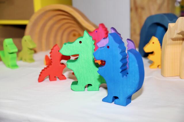 Spielgeräte aus nachhaltigen Rohstoffen, wie Holz bzw. Bio-Kunststoff.